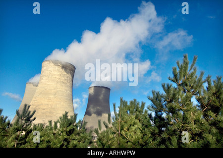 Steigen Dampfwolken aus den Kühltürmen des dual Kohlekraftwerk und Didcot Gasturbinenkraftwerk Oxfordshire England UK Stockfoto