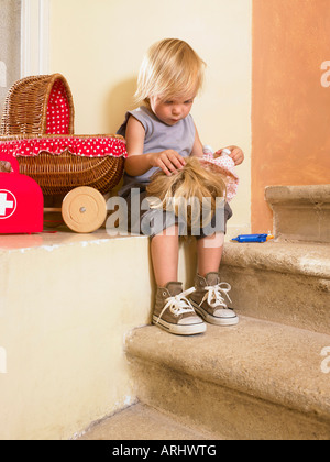 Kleines Mädchen spielt mit ihrer Puppe Stockfoto