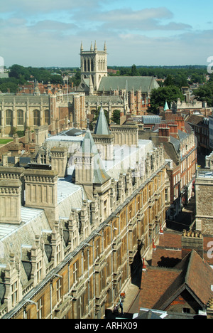 Stadt Cambridge eine Universitätsstadt mit sonnigem blauen Himmel aus der Vogelperspektive auf die Dächer der historischen Hochschule und die Kirchentürme Cambridgeshire England Stockfoto