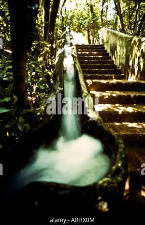 Spaziergang der Kaskaden in Alhambra, Granada, Spanien Stockfoto