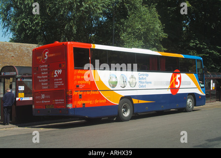 Cambridge University City Trainer am Busbahnhof Cambridgeshire England UK geparkt Stockfoto