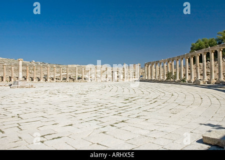 56 ionische Säulen umgeben Oval Plaza, Jerash, das antike Gerasa, Haschemitischen Königreich Jordanien, dem Mittleren Osten. DSC 5446 Stockfoto