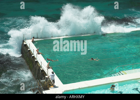 Eine Welle bricht über dem Bondi pool Eisberge, Sydney, New South Wales, Australien Stockfoto