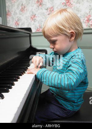 Kleiner Junge spielt Klavier Stockfoto