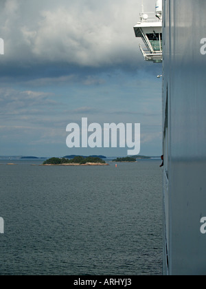 Blick vom Deck der Fähre auf kleinen Inseln an der Ostsee zwischen Finnland und Schweden in die Schären Archipel von Turku Stockfoto