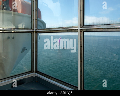 Blick vom Deck der Fähre durch ein Fenster in die Ostsee zwischen Finnland und Schweden Stockfoto