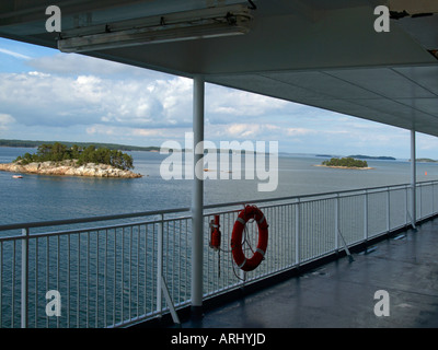 Blick vom Deck der Fähre auf kleinen Inseln an der Ostsee zwischen Finnland und Schweden in die Schären Archipel von Turku Stockfoto