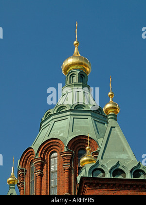 Detail des Daches der russisch-orthodoxe Kathedrale Uspenski in Helsinki mit goldenen Zwiebeltürmen Stockfoto