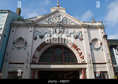 Falmouth Cornwall UK. Eingang zum St. George's Arcade, 1912 als Kino (zweitgrößte in Großbritannien) und jetzt als eine Einkaufspassage verwendet Stockfoto