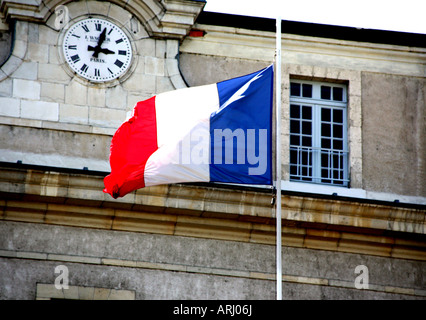 Französische Flagge fliegt außerhalb offizieller Gebäude in der französischen Stadt 2007 Stockfoto