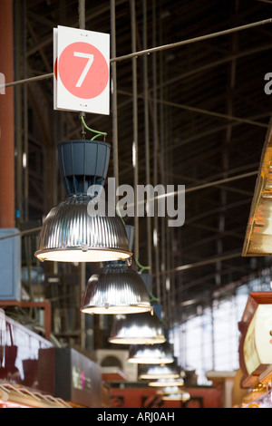 üge aufgereiht in la Boqueria-Markt Stockfoto