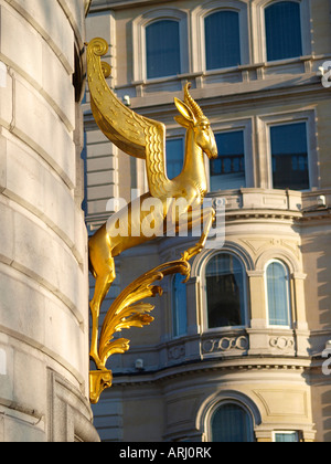 Vergoldete Springbok an der Fassade des Südafrika Haus Trafalgar Square London SW1 England Stockfoto