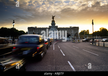 Buckingham Palace bei Sonnenuntergang in London Stadt England UK dieses Foto wurde 21. September 2006 übernommen. Stockfoto