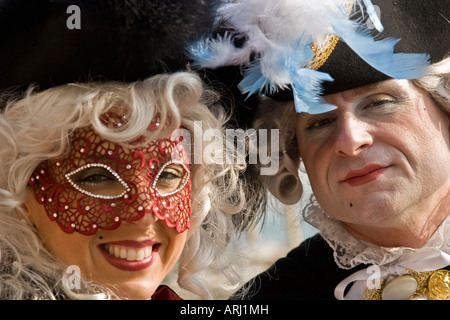 Porträt von ein paar zwei Leute gekleidet in Kostüm und Maske Karneval in Venedig Veneto Italien Stockfoto