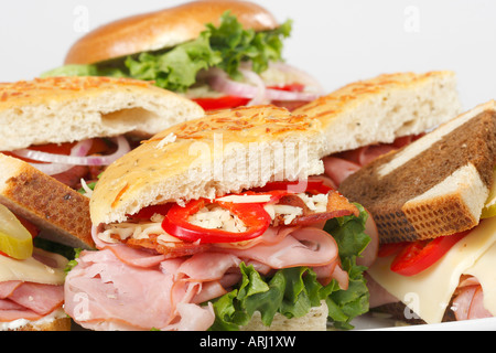 Platte mit Sandwiches Focaccia Brot halbiert mit Bagel auf einem Esstisch oben von oben nah oben in den USA USA niemand horizontal Hi-res Stockfoto