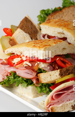 Querschnitt der Sandwiches Focaccia Brot mit Gemüse Käse auf einem weißen Teller von oben halb oben vertikal niemand Nahaufnahme in den USA Hi-res Stockfoto