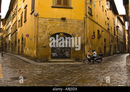 Einem kleinen ruhigen Platz im Herzen von Florenz, Toskana, wo die Straßen mit zwei Einheimischen reden, chatten, einer auf einem Moped treffen Stockfoto