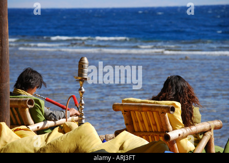 Paar Entspannung in Promenade Strandcafe, Dahab, Sinai Halbinsel, Republik Ägypten Stockfoto