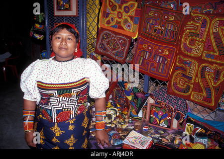 Junge Kuna Indianerin von den San Blas Inseln verkaufen ihre Molas und andere Handwerke in einem Markt, Panama-Stadt Stockfoto