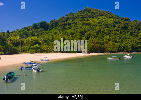 Touristischen Boote vertäut am Strand an der Ranger Station Isla Coiba Panama Stockfoto