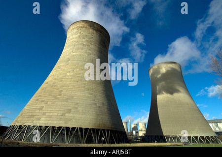 Steigen Dampfwolken aus den Kühltürmen des dual Kohlekraftwerk und Didcot Gasturbinenkraftwerk Oxfordshire England UK Stockfoto