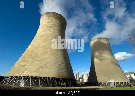 Steigen Dampfwolken aus den Kühltürmen des dual Kohlekraftwerk und Didcot Gasturbinenkraftwerk Oxfordshire England UK Stockfoto