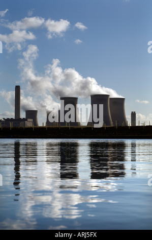 Steigen Dampfwolken aus den Kühltürmen des dual Kohlekraftwerk und Didcot Gasturbinenkraftwerk Oxfordshire England UK Stockfoto