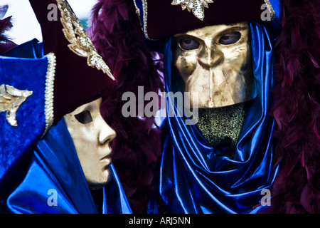 Zwei Menschen in Masken und Kostüme an den Karneval in Venedig Veneto Italien Stockfoto