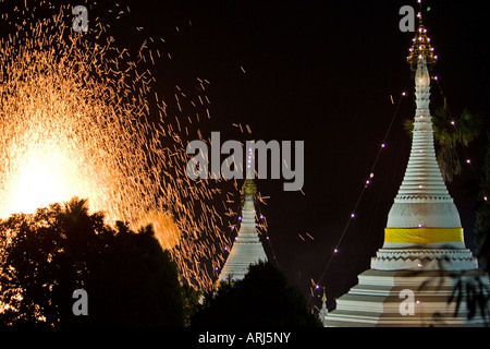 Loy Krathong Festival Feuerwerk am Hügel Tempel Wat Phra, dass Doi Kong Mu können Biene gesehen über Mae Hong Son Thailand Stockfoto