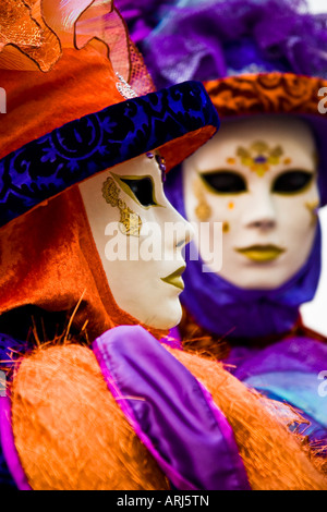 Zwei Menschen in Masken und Kostüme an den Karneval in Venedig Veneto Italien Stockfoto