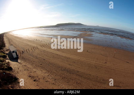 Niedrigen Niveau Antenne Fischauge schoss den Strand von Weston-Super-Mare mit Landzunge von Brean Down in der Ferne Stockfoto