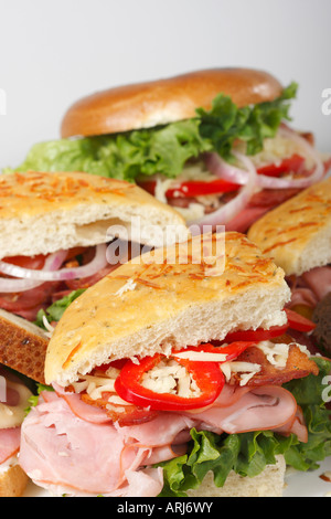 Platte mit Sandwiches Focaccia Brot mit Bagel auf einem Teller über dem Kopf von oben nah oben niemand vertikal in den USA Hi-res Stockfoto