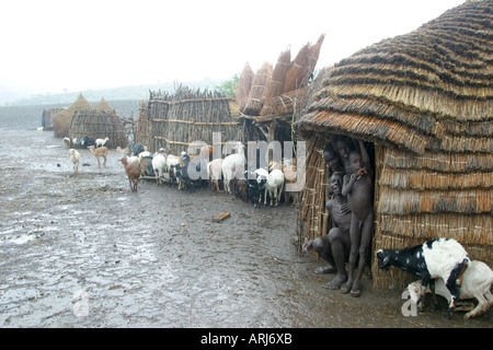 Toposa Dorf am Regen, Sudan Stockfoto