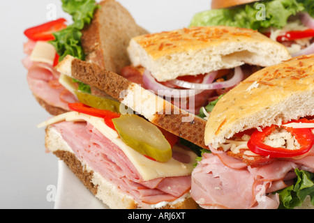 Platte mit Sandwiches Focaccia Brot halbiert auf einem Teller auf weißem Hintergrund oben von oben in den USA horizontale Hi-res Stockfoto