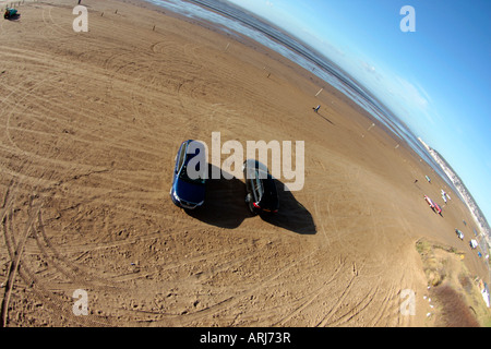 2 Autos geparkt am Strand von Weston-Super-Mare, Februar 2008 Stockfoto