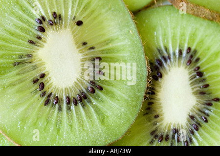 Ein frisches Bio Kiwi FRUCHTSCHEIBEN, zeigen die Zacken & Struktur Stockfoto