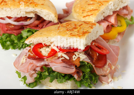 Querschnitt der Focaccia Brotsandwiches mit Schinken Salat Käse Servierteller Nahaufnahme von oben halb oben, niemand horizontal Hi-res Stockfoto