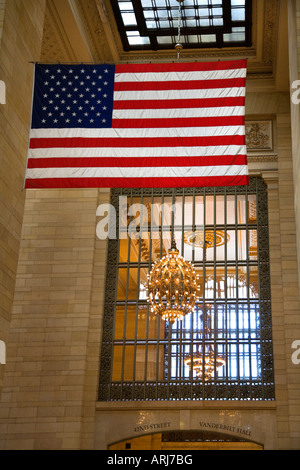 Amerikanische Flagge hängen im GRAND CENTRAL STATION in NEW YORK CITY Stockfoto