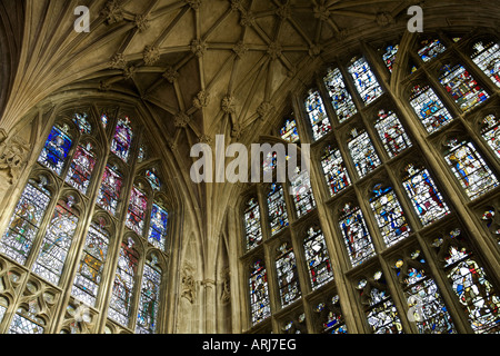 Glasmalerei-Fenster und das Dach der Kathedrale von Gloucester Stockfoto
