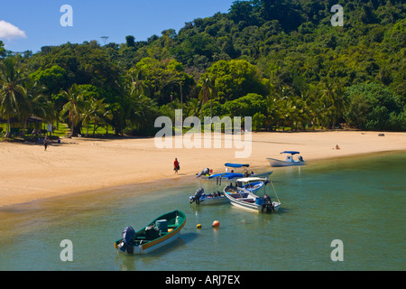 Touristischen Boote vertäut am Strand an der Ranger Station Isla Coiba Panama Stockfoto