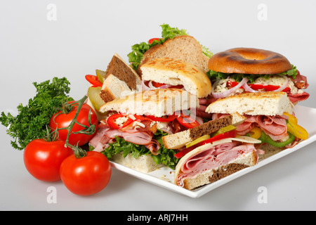 Eine Platte mit Sandwiches mit Gemüsegarnitur auf dem Esstisch Focaccia Bread and Bagel von oben in den USA Hi-res Stockfoto