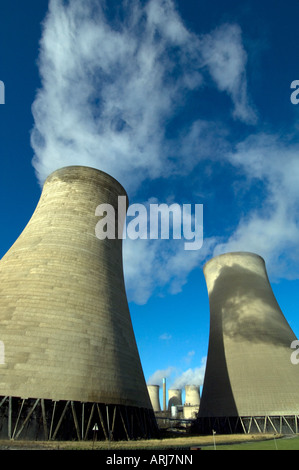 Steigen Dampfwolken aus den Kühltürmen des dual Kohlekraftwerk und Didcot Gasturbinenkraftwerk Oxfordshire England UK Stockfoto