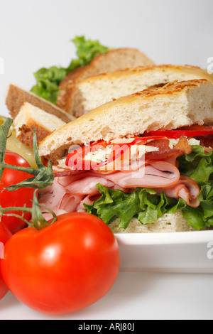 Eine Platte mit Sandwiches mit Gemüsegarnitur auf dem Esstisch Focaccia Bread von oben in den USA vertikale Hi-res Stockfoto