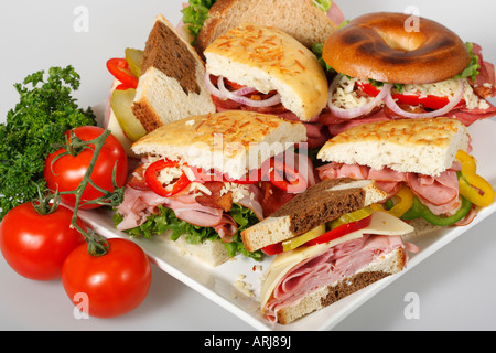 Eine Platte mit Sandwiches mit Gemüsegarnitur auf dem Esstisch Focaccia Bread and Bagel von oben in den USA, USA, niemand waagerecht Hi-res Stockfoto