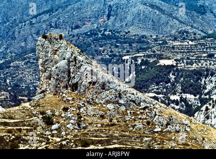 Rock im wilden Land von Guadalest Spanien ragt, von Guadalest Burg gesehen Stockfoto