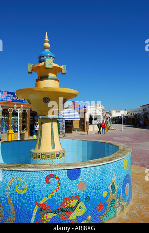 Straßenszene mit bunten Brunnen, Dahab, Sinai-Halbinsel, Ägypten Stockfoto