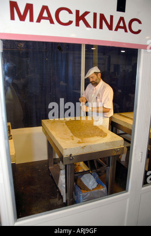 Demonstration von Mackinaw Mackinac Island City fudge gemacht an der Michigan State Fair Held in Detroit Michigan MI Stockfoto
