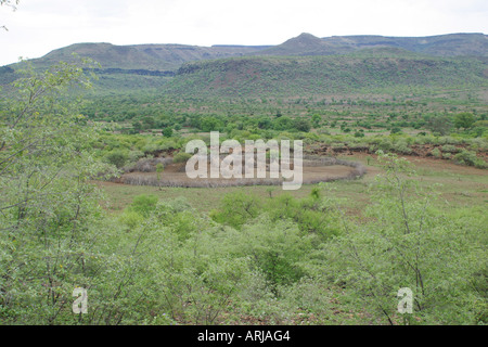 Toposa Dorf in Savanne, Sudan Stockfoto