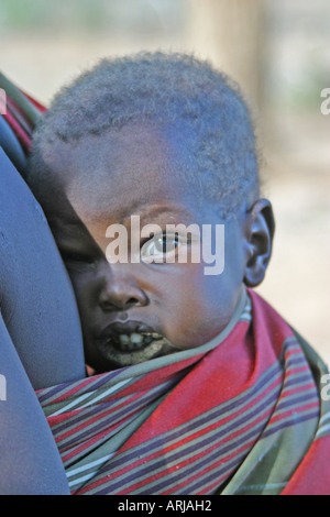 Toposa Kind trägt auf dem Rücken, Porträt, Sudan Stockfoto