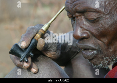 Toposa Mann mit Pfeife, Porträt, Sudan Stockfoto